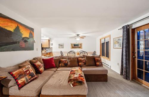 North Creek House | Hudson 76I - A Stylish Mountain Retreat