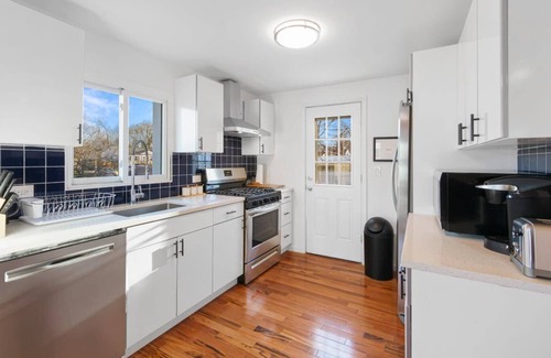 Middletown House | Hudson Lodge - Port Jervis, Hudson River