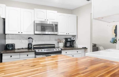 Windsor Mill House | Hudson Retreat, 3 Bedroom Pool Home!