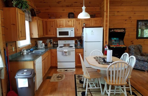 Gatlinburg Cabin | Huge 1MBR/2BA, sleeps 8, Pet Friendly, Pool, Mt view