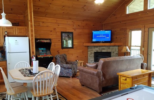 Gatlinburg Cabin | Huge 1MBR/2BA, sleeps 8, Pet Friendly, Pool, Mt view