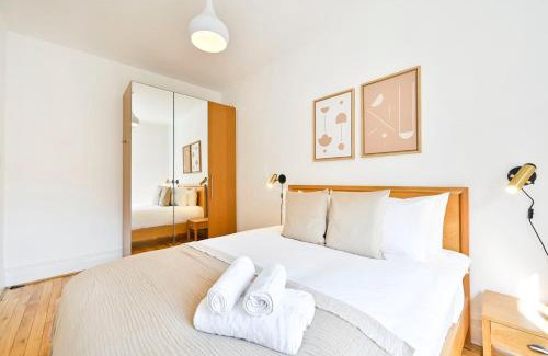 Soho Apartment | Huge 2 Bedrooms 3 Beds! Covent GDN 3 min to subway