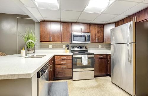 Downtown Des Moines Apartment | Huge 2br Apt Next To Wells Fargo -freeparking!