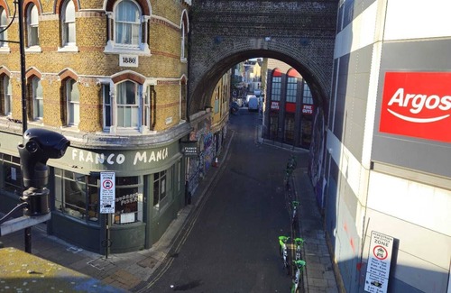 Coldharbour Apartment | Huge 3 bedroom flat @ Brixton St