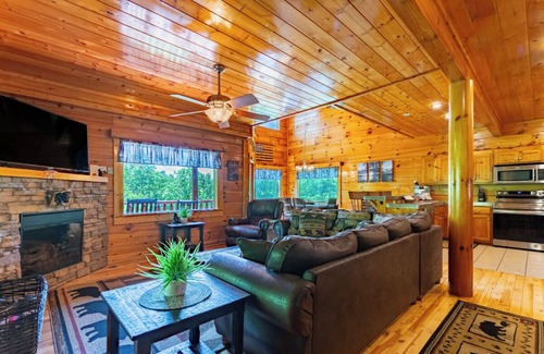 Sevierville Cabin | *Huge 3BD with Hot Tub + Pool + Views! Near Town!*