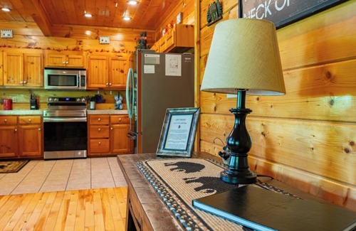 Sevierville Cabin | *Huge 3BD with Hot Tub + Pool + Views! Near Town!*