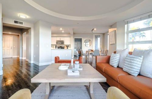 Pico Apartment | Huge 3BDR & 2BTH in SM - 5-7 mins to the beach