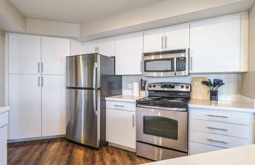 Pico Apartment | Huge 3BDR & 2BTH in SM - 5-7 mins to the beach