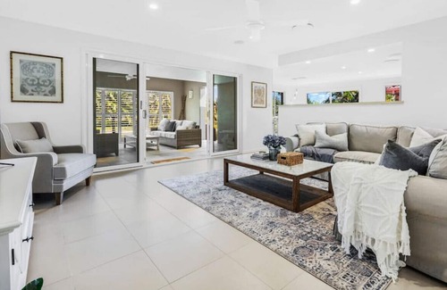 Burleigh Waters House | Huge 4BR Waterfront Home with Pool Burleigh Waters