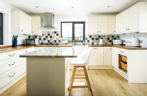 Upton Cheyney Cottage | Huge 5 bedroom cottage with hot tub sleeps 18