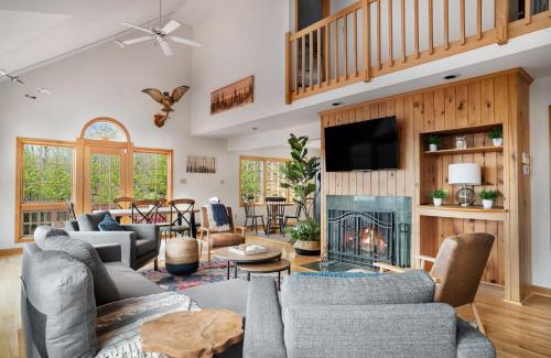 Berkeley Springs House | Huge 5 Bedroom Modern Cabin wHot Tub, Deck, WiFi
