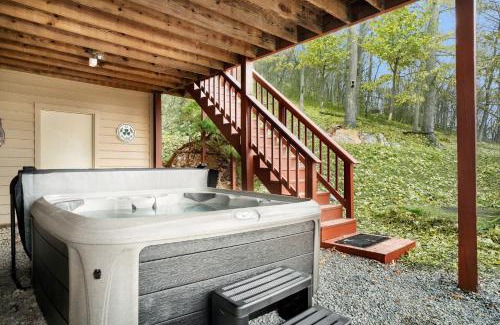 Berkeley Springs House | Huge 5 Bedroom Modern Cabin wHot Tub, Deck, WiFi