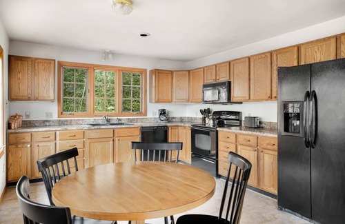 Berkeley Springs Cabin | Huge 5-Bedroom Modern Cabin w/Hot Tub, Deck, WiFi