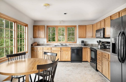 Berkeley Springs Cabin | Huge 5-Bedroom Modern Cabin w/Hot Tub, Deck, WiFi