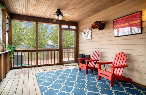 Berkeley Springs Cabin | Huge 5-Bedroom Modern Cabin w/Hot Tub, Deck, WiFi