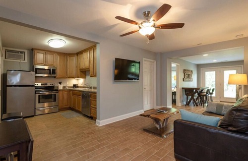 Asheville Villa | Huge 5br + gourmet kitchen, hot tub, fire pit 15min to DT, 3mi to BRP