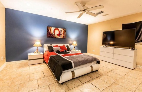 Houston House | Huge 6 Bedroom with Pool, Spa, 85 Inch TV, Game Room