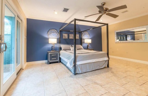 Houston House | Huge 6 Bedroom with Pool, Spa, 85 Inch TV, Game Room