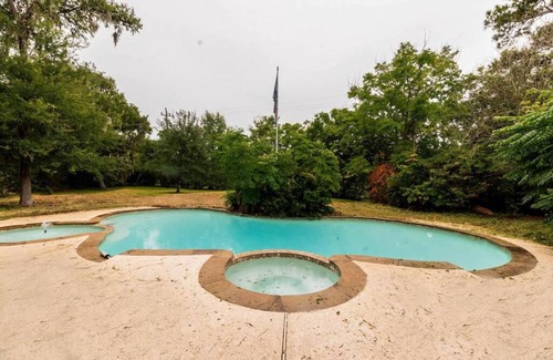 Houston House | Huge 6 Bedroom with Pool, Spa, 85 Inch TV, Game Room