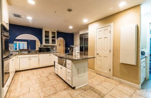 Houston House | Huge 6 Bedroom with Pool, Spa, 85 Inch TV, Game Room