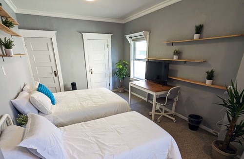 Southwest Berkeley House | Huge 7 Bedroom - 3 Bath House w Hot Tub