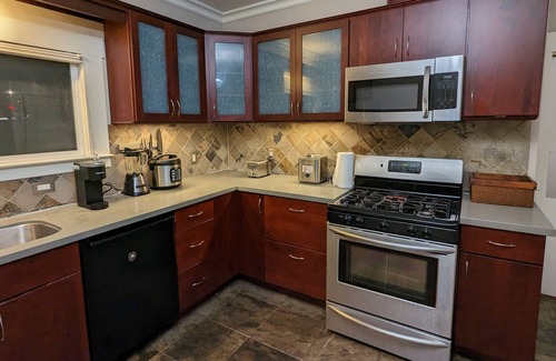 Southwest Berkeley House | Huge 7 Bedroom - 3 Bath House w Hot Tub