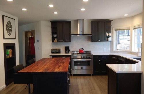 Montgomery Estates House | Huge 7BR/4.5BA - Hot Tub, Ping Pong/Pool Table, Street Fighter, Gas BBQ