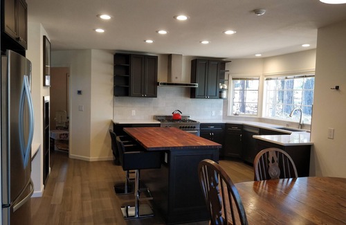 Montgomery Estates House | Huge 7BR/4.5BA - Hot Tub, Ping Pong/Pool Table, Street Fighter, Gas BBQ