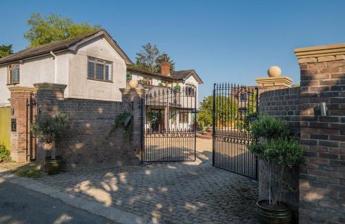 Hailsham Villa | Huge 8 Bed Manor House with Hot Tub, Cinema Room, Games Room