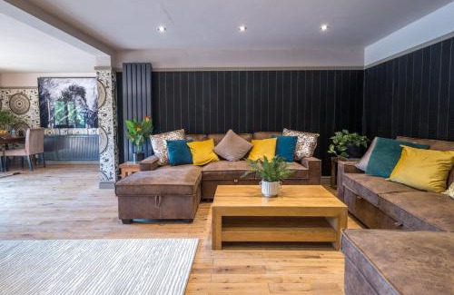 Hailsham Villa | Huge 8 Bed Manor House with Hot Tub, Cinema Room, Games Room