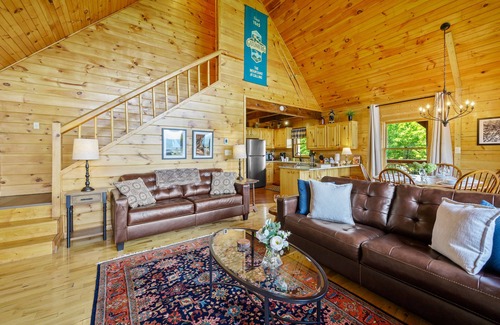 Gatlinburg - Pigeon Forge Cabin | HUGE AMAZING Mtn Views! Great Location! Game Room! Hot Tub, Spacious! Privacy!