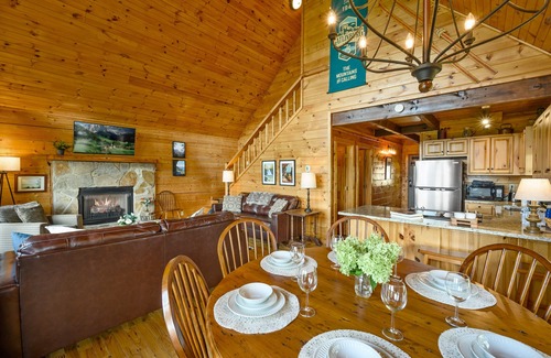Gatlinburg - Pigeon Forge Cabin | HUGE AMAZING Mtn Views! Great Location! Game Room! Hot Tub, Spacious! Privacy!
