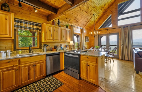 Gatlinburg - Pigeon Forge Cabin | HUGE AMAZING Mtn Views! Great Location! Game Room! Hot Tub, Spacious! Privacy!