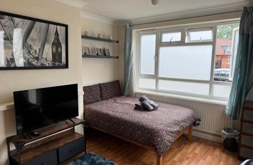 Hammersmith Apartment | Huge and affordable 3 bedroom flat in Hammersmith for 7 people with welcome breakfast
