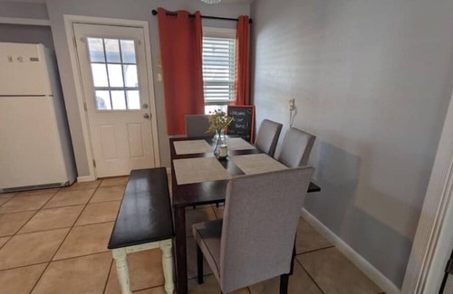 Abilene House | Huge backyard, king beds in 2 rooms, close to Cobb Park and hospitals