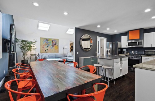 North Sea House | Huge Backyard, Large Living Room with Dining Area, Large Den with Built-In.
