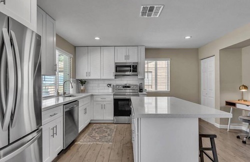 Country Meadows House | Huge Backyard, Private Yard, Heated Pool $