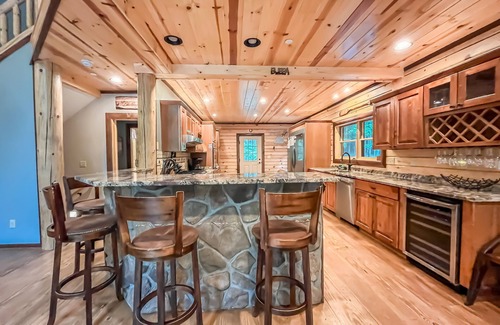 Oakland House | Huge, Beautiful and Quiet Home with Amazing Amenities