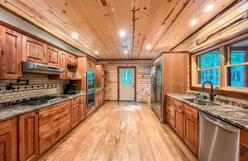 Oakland House | Huge, Beautiful and Quiet Home with Amazing Amenities