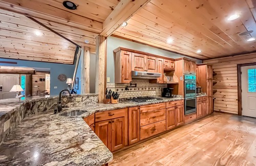Oakland House | Huge, Beautiful and Quiet Home with Amazing Amenities