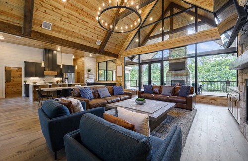Broken Bow House | HUGE Cabin! 2 Hot Tubs - 5 Master Suites - 2 Bunk Rooms - Sleeps 22