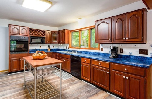 Berkeley Springs Cabin | Huge Cabin w Hot Tub, Deck, Grill & WiFi
