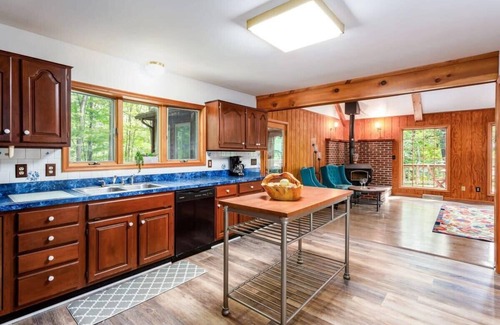 Berkeley Springs Cabin | Huge Cabin w Hot Tub, Deck, Grill & WiFi
