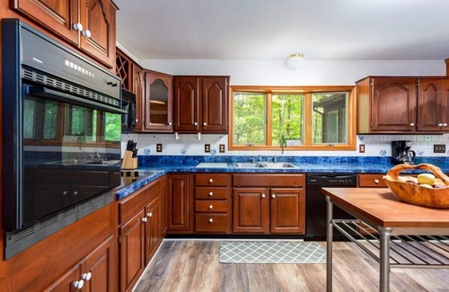 Berkeley Springs Cabin | Huge Cabin w Hot Tub, Deck, Grill & WiFi