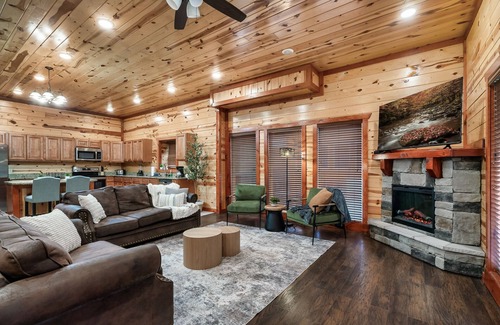 Gatlinburg - Pigeon Forge Cabin | HUGE Cabin with PRIVATE POOL!
