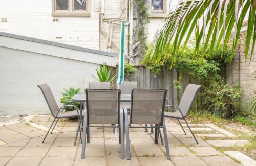 North Sydney Apartment | Huge Designer Studio Next to Lovely Park