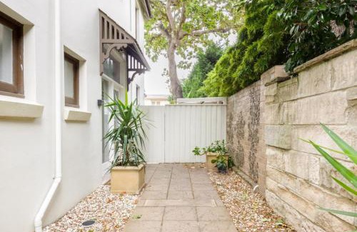 North Sydney Apartment | Huge Designer Studio Next to Lovely Park