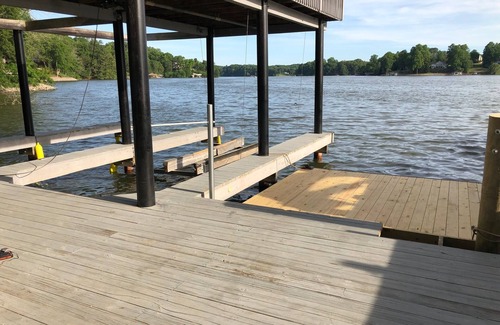 Goodview House | Huge Dock, Big Water, >200 Mb/s WiFi, Canoe, 3 King, Queen, and Bunks for Kids