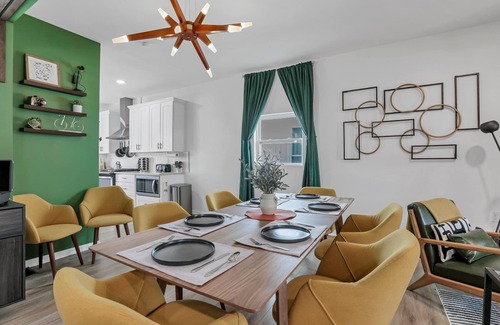 West Columbus House | Huge downtown house near OSU, Nationwide Arena w/EASY Parking + Dogs ok