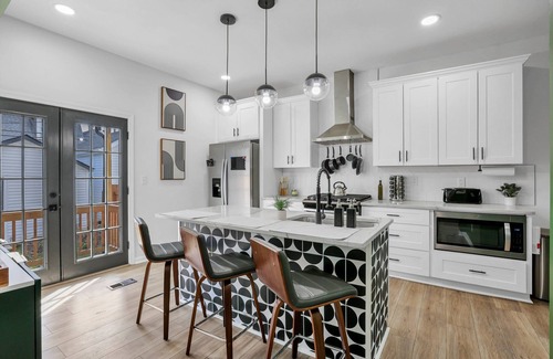 West Columbus House | Huge downtown house near OSU, Nationwide Arena w/EASY Parking + Dogs ok
